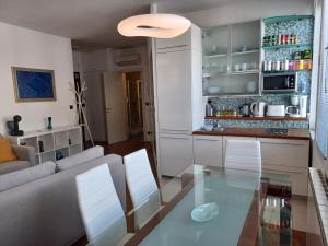 Kuchyň nebo kuchyňský kout v ubytování Apartment Ganymede