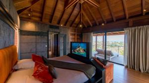 um quarto com 2 camas e uma grande janela em Villa Jade em Marigot