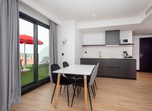 Sercotel Plana Suites的厨房或小厨房