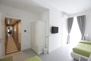 A television and/or entertainment centre at Rome Together Guest House