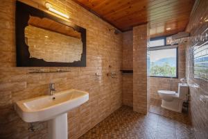 uma casa de banho com um lavatório e um WC em StayVista's Himalayan Horizon - Mountain & Valley-View Villa with Heater em Gangtok