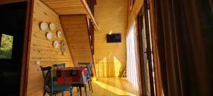 une chambre avec une table, des chaises et une fenêtre dans l'établissement oda lux nikorcminda, à Ambrolaouri