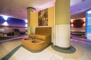 Un baño con lavabo en medio de un edificio. en Seestern Boltenhagen 2, en Olpenitz