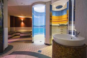 un baño con bañera y lavabo en Seestern Boltenhagen 2, en Olpenitz