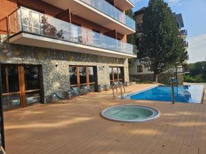 Bazén v ubytování Green Park Resort A8 - Apartament Waloński - z dostępem do basenu, sauny, jacuzzi, siłowni - Widok z 3 stron budynku nebo v jeho okolí