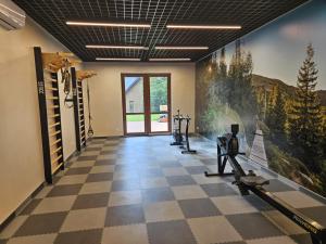 Fitness centrum a/nebo fitness zařízení v ubytování Green Park Resort A8 - Apartament Waloński - z dostępem do basenu, sauny, jacuzzi, siłowni - Widok z 3 stron budynku