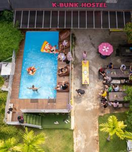 uma vista superior de uma piscina num resort em K-Bunk AoNang Center em Praia de Aonang
