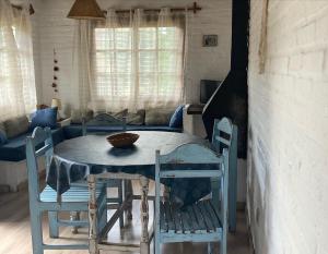 una mesa azul y sillas en una habitación en Los Nidos, en Piriápolis