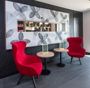 Sercotel Plana Suites的休息区