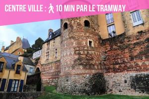 Tramway Jaurès Pavillon Proche Gare 10 bis في لو مان: صورة قلعة مع لافتة تقول سنترفيل x دقيقة لكل