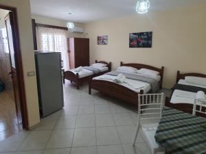 Cet appartement comprend une chambre avec deux lits et une chambre avec deux lits. dans l'établissement L&G Hotel, à Vlorë