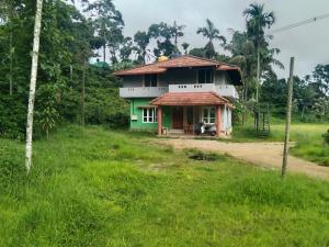 une petite maison au milieu d'un champ dans l'établissement SAMZ ESTATE Stay 3BHK, à Madikeri