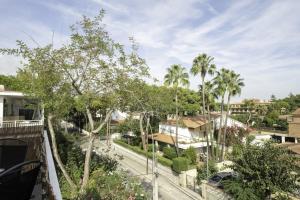 a view from a balcony of a street with palm trees at Luz y Color en Castelldefels in Castelldefels