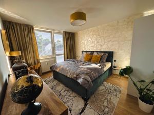 新紮姆基的住宿－City Comfort Retreat，一间卧室设有一张床和一个大窗户