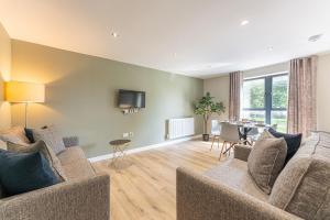 ein Wohnzimmer mit einem Sofa und einem Tisch in der Unterkunft Stylish 1 Bedroom Apartments Free Parking Good Location in Derby