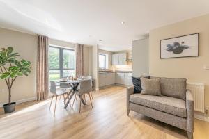 ein Wohnzimmer mit einem Sofa und einem Esstisch in der Unterkunft Stylish 1 Bedroom Apartments Free Parking Good Location in Derby