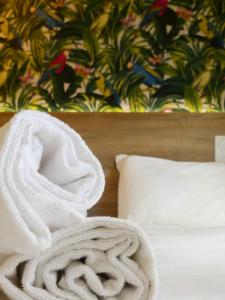 toalla blanca en una cama junto a una almohada en KYRIAD DIRECT TOULON OUEST - La Seyne sur Mer, en La Seyne-sur-Mer