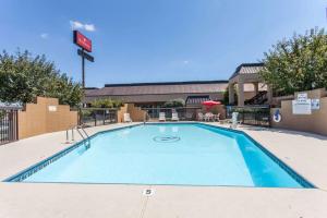 una grande piscina in un hotel di Ramada by Wyndham Lebanon a Lebanon