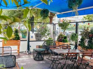 een patio met tafels, stoelen en planten bij Novotel Paris Centre Gare Montparnasse in Parijs
