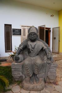 eine Statue einer Person, die oben sitzt in der Unterkunft Shangrila at blissful haven near to Matrimandir in Auroville