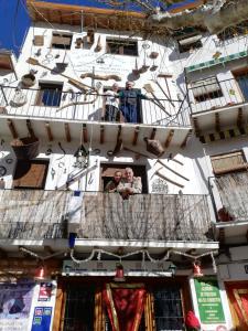 卡索拉爾的住宿－阿布拉之家鄉村民宿，两人在大楼的阳台上