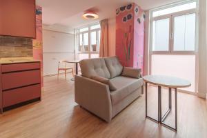 - un salon avec un canapé et une table dans l'établissement Apartamentos Valladolid Centro, à Valladolid