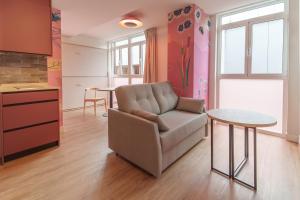 un soggiorno con un divano e un tavolo di Spirit Apartamentos Valladolid Centro a Valladolid