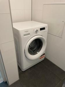 uma máquina de lavar e secar roupa num pequeno quarto em Home sweet home Arnhem em Arnhem