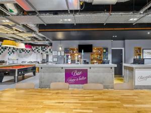 une salle avec une table de ping-pong et un bar dans l'établissement ibis Styles Glasgow Centre George Square, à Glasgow