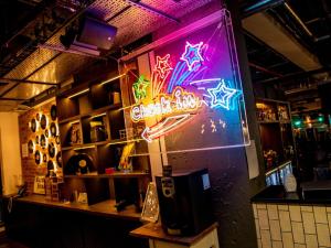 um bar com um sinal de néon na parede em ibis Styles Glasgow Central em Glasgow
