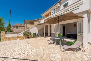 Het gebouw waarin het vakantiehuis zich bevindt