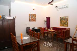 Reštaurácia alebo iné gastronomické zariadenie v ubytovaní Shangrila at blissful haven near to Matrimandir