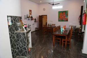 una sala da pranzo con tavolo e sedie di Shangrila at blissful haven near to Matrimandir ad Auroville