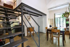 - une cuisine et une salle à manger avec une table et des chaises dans l'établissement PrimoPiano - Padova 5, à Milan