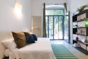 - une chambre avec un lit et une grande porte en verre dans l'établissement PrimoPiano - Padova 5, à Milan
