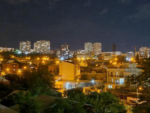een stad verlicht in de nacht met stadslichten bij Glori in Tbilisi City