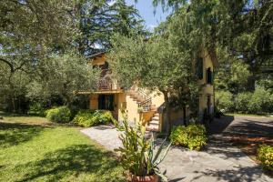 uma casa com uma escada no quintal em Villino Stregatta by VacaVilla em Fucecchio