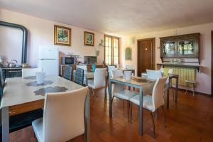 a kitchen and dining room with a table and chairs at Villino Stregatta by VacaVilla in Fucecchio