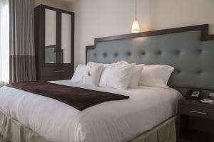Postel nebo postele na pokoji v ubytování Aura Hotel Brooklyn