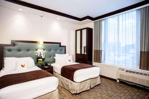Postel nebo postele na pokoji v ubytování Aura Hotel Brooklyn