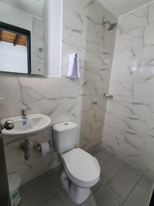 Bilik mandi di Aptoestudio full equipado y excelente ubicación