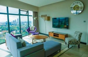 ナイロビにあるLux Suites Le marc Luxury Apartments Westlandsのリビングルーム(ソファ、テレビ付)