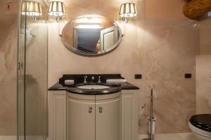 ヴェローナにあるPalazzo Reggiani - Leonardo Da Vinciの洗面台と鏡のあるバスルーム +49枚の写真