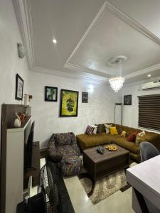 sala de estar con sofá y mesa en Cozy one bedroom, Lekki-ikate, en Lagos