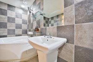龜尾的住宿－Hotel Yeogiuhtte Gumi Indong 2，浴室配有白色水槽和卫生间。