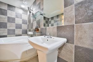 a bathroom with a white sink and a toilet at Hotel Yeogiuhtte Gumi Indong 2 in Gumi