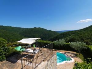 uma piscina com vista para as montanhas em Scappo in Umbria, la Vallata em Parrano