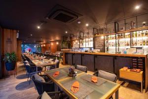 un ristorante con tavoli e sedie e un bar di Diamond Phuket Bang Tao a Bang Tao Beach