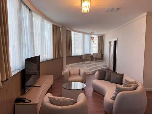TV a/nebo společenská místnost v ubytování Sky Tower Hotel