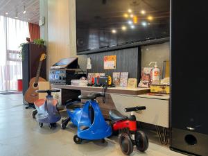 宜蘭市的住宿－永恆之星1333，一间商店,里面停着三辆摩托车